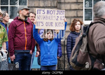 Gruppen wie Friends of the Earth Scotland, Stop Climate Chaos Scotland und Global Justice Now protestieren vor Bute House in Edinburgh, nachdem die schottische Regierung angekündigt hatte, ihr Ziel, die Emissionen bis 2030 um 75 % zu senken, aufzugeben. Bilddatum: Dienstag, 23. April 2024. Stockfoto