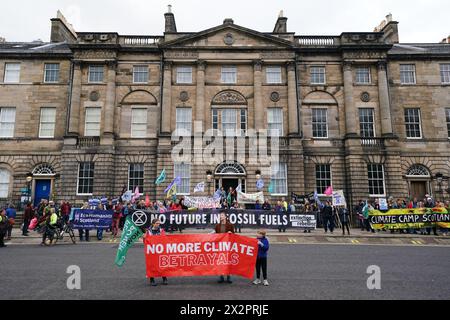 Gruppen wie Friends of the Earth Scotland, Stop Climate Chaos Scotland und Global Justice Now protestieren vor Bute House in Edinburgh, nachdem die schottische Regierung angekündigt hatte, ihr Ziel, die Emissionen bis 2030 um 75 % zu senken, aufzugeben. Bilddatum: Dienstag, 23. April 2024. Stockfoto