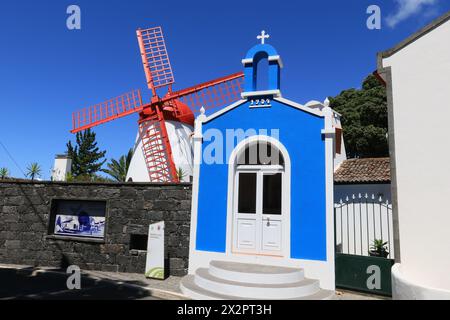 Windmühle Pico Vermelho an der Küste der Insel Sao Miguel auf den Azoren Stockfoto