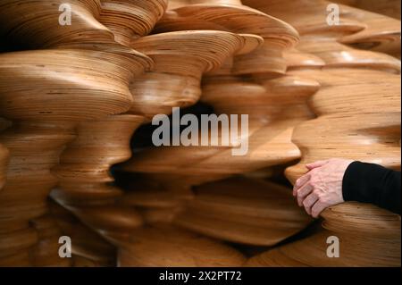 Ausstellung im Kunstpalast Düsseldorf, Tony Cragg, Bitte berühren Sie Skulpturen zum anfassen. *** Ausstellung im Kunstpalast Düsseldorf, Tony Cragg, Bitte berühren Sie Skulpturen zum Anfassen Stockfoto