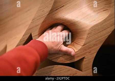 Ausstellung im Kunstpalast Düsseldorf, Tony Cragg, Bitte berühren Sie Skulpturen zum anfassen. *** Ausstellung im Kunstpalast Düsseldorf, Tony Cragg, Bitte berühren Sie Skulpturen zum Anfassen Stockfoto