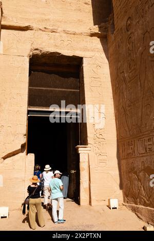 Touristen am Eingang des Tempels von Ramses II. Und seiner Königin Nefertari in Abu Simbel, Assuan, Ägypten Stockfoto