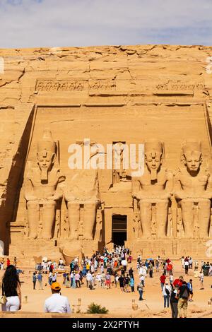 Touristen im Tempel von Ramses II. Und seiner Königin Nefertari in Abu Simbel, Assuan, Ägypten Stockfoto