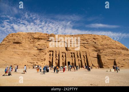 Touristen im Tempel der Königin Nefertari in Abu Simbel, Assuan, Ägypten Stockfoto