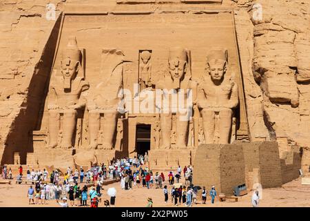 Touristen im Tempel von Ramses II. Und seiner Königin Nefertari in Abu Simbel, Assuan, Ägypten Stockfoto