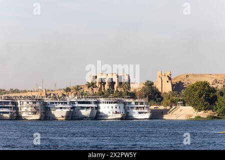 Nilkreuzfahrtschiffe, die in KOM Ombo, Assuan, Ägypten, ankern Stockfoto