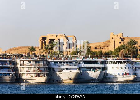 Nilkreuzfahrtschiffe, die in KOM Ombo, Assuan, Ägypten, ankern Stockfoto