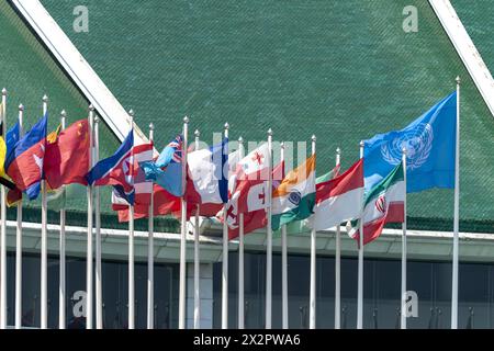 Viele Flaggen Vor Dem Konferenzzentrum Der Vereinten Nationen, Bangkok, Thailand, Asien Stockfoto