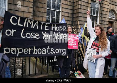 Gruppen wie Friends of the Earth Scotland, Stop Climate Chaos Scotland und Global Justice Now protestieren vor Bute House in Edinburgh, nachdem die schottische Regierung angekündigt hatte, ihr Ziel, die Emissionen bis 2030 um 75 % zu senken, aufzugeben. Bilddatum: Dienstag, 23. April 2024. Stockfoto