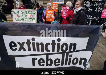 Gruppen wie Friends of the Earth Scotland, Stop Climate Chaos Scotland und Global Justice Now protestieren vor Bute House in Edinburgh, nachdem die schottische Regierung angekündigt hatte, ihr Ziel, die Emissionen bis 2030 um 75 % zu senken, aufzugeben. Bilddatum: Dienstag, 23. April 2024. Stockfoto