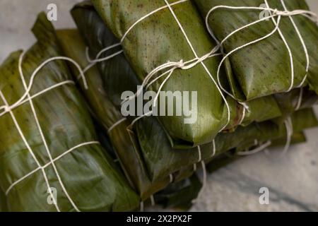 Hallaca oder Tamale in Bananenblatt gewickelt. Traditionelles Essen Stockfoto