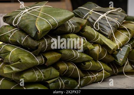 Hallaca oder Tamale in Bananenblatt gewickelt. Traditionelles Essen Stockfoto