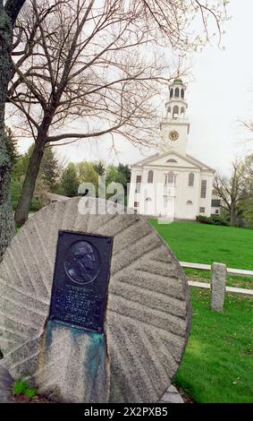 Wayland, MA, USA, 1982. Steinmarkierung für den George Washington Memorial Highway vor der ersten Pfarrkirche. Stockfoto