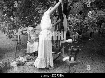 Connecticut, USA, 1982. Frau, die ein drehendes Rad benutzt; historische Nachstellung auf einer Kulturmesse. Stockfoto