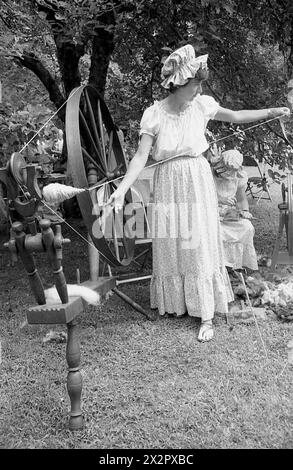 Connecticut, USA, 1982. Frau, die ein drehendes Rad benutzt; historische Nachstellung auf einer Kulturmesse. Stockfoto