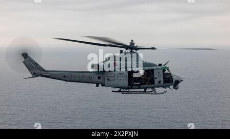 Ein U.S. Marine Corps UH-1Y Venom mit Marine Medium Tiltrotor Squadron 365 (verstärkt), 24th Marine Expeditionary Unit (MEU), fliegt über den Atlantik Stockfoto