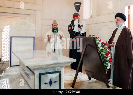 Lahore, Pakistan. April 2024. Der iranische Präsident EBRAHIM RAISI (R) besucht das Grab des pakistanischen Nationaldichters und Philosophen Allama Muhammad Iqbal (1877–1938) während eines Besuchs in Lahore, Pakistan, am 23. April 2024. Raisi traf am 22. April in Islamabad ein, da die globalen Bedenken über eine Eskalation des Nahost-Konflikts nach den Drohnen- und Raketenangriffen des Iran auf Israel zunahmen. (Credit Image: © Iranian Presidency via ZUMA Press Wire) NUR REDAKTIONELLE VERWENDUNG! Nicht für kommerzielle ZWECKE! Stockfoto