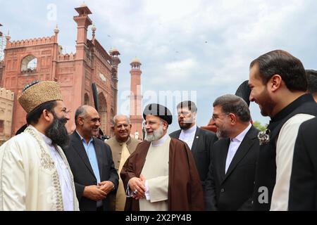 Lahore, Pakistan. April 2024. Der iranische Präsident EBRAHIM RAISI (C) besucht am 23. April 2024 das Grab des pakistanischen Nationaldichters und Philosophen Allama Muhammad Iqbal (1877–1938). Raisi traf am 22. April in Islamabad ein, da die globalen Bedenken über eine Eskalation des Nahost-Konflikts nach den Drohnen- und Raketenangriffen des Iran auf Israel zunahmen. (Credit Image: © Iranian Presidency via ZUMA Press Wire) NUR REDAKTIONELLE VERWENDUNG! Nicht für kommerzielle ZWECKE! Stockfoto