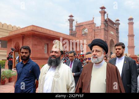 Lahore, Pakistan. April 2024. Der iranische Präsident EBRAHIM RAISI (R) besucht das Grab des pakistanischen Nationaldichters und Philosophen Allama Muhammad Iqbal (1877–1938) während eines Besuchs in Lahore, Pakistan, am 23. April 2024. Raisi traf am 22. April in Islamabad ein, da die globalen Bedenken über eine Eskalation des Nahost-Konflikts nach den Drohnen- und Raketenangriffen des Iran auf Israel zunahmen. (Credit Image: © Iranian Presidency via ZUMA Press Wire) NUR REDAKTIONELLE VERWENDUNG! Nicht für kommerzielle ZWECKE! Stockfoto