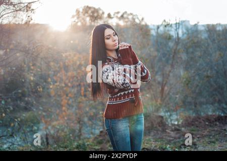 Hübsche Frau Im Herbst Vor Sonnenuntergang. Stockfoto