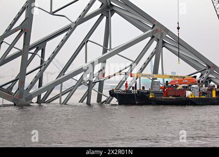 Dundalk, Vereinigte Staaten Von Amerika. April 2024. Dundalk, Vereinigte Staaten von Amerika. 18. April 2024. Bergungsarbeiter entfernen weiterhin die Wrackteile der zerfallenen Francis Scott Key Bridge, um den Betrieb im Hafen von Baltimore über den Kanal Fort McHenry am 18. April 2024 in der Nähe von Dundalk, Maryland, wiederherzustellen. Die Brücke wurde am 26. März von dem 984-Fuß-Containerschiff MV Dali getroffen und stürzte zusammen, wobei sechs Arbeiter ums Leben kamen. Quelle: Dylan Burnell/U.S. Army/Alamy Live News Stockfoto