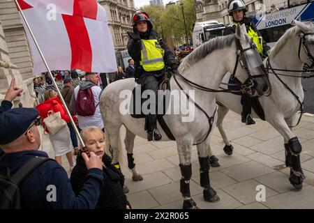 Bei einer St. Georges Day Parade im Zentrum Londons bricht Gewalt aus. Fußballfans und Patrioten kommen nach London, um den St. Georges Day zu feiern. Stockfoto