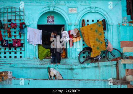 Blassblaue Wohnung mit Blick auf den Ganges River bei Varanasi, Indien Stockfoto