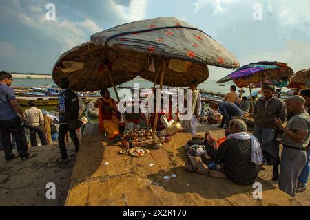 Hinduistische Priester pflegen Pilger am Ufer des Ganges bei Varanasi Stockfoto