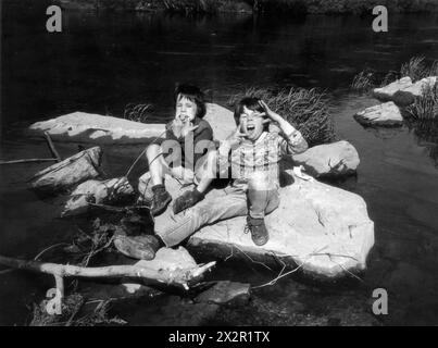 Jungs spielen am Fluss Severn und ziehen freche Gesichtsausdrücke Britain 1986 Stockfoto