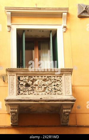 Kleiner Steinbalkon im historischen Zentrum von Padua, Italien Stockfoto