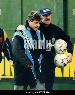 Kevin Keegan, Manager von Newcastle United und Gary Pendrey, Trainer der Wolverhampton Wanderers bei Molineux Stockfoto