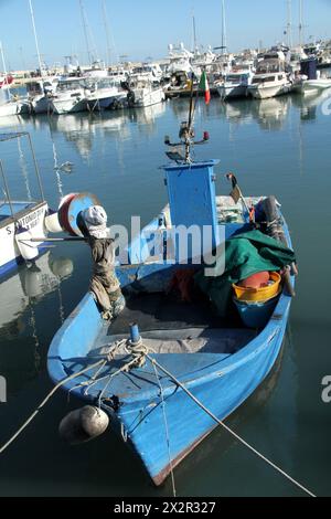 Mola di Bari, Italien. Boote im Yachthafen. Stockfoto