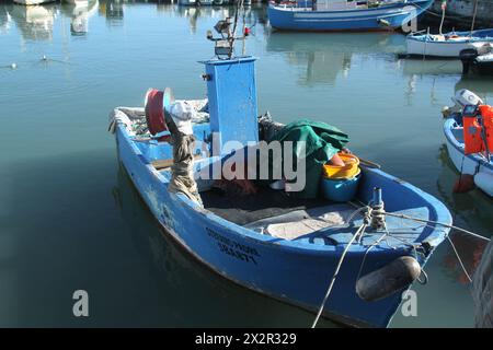 Mola di Bari, Italien. Boote im Yachthafen. Stockfoto