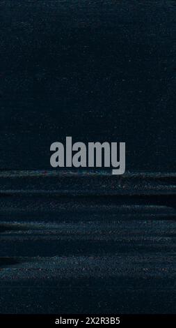 Störgeräusche. Signalverzerrung. Schwarze blaue Farbe dunkle Körnung Textur Staub Fuzzy Frequenzlinie vhs Defekt beschädigt digitaler moderner abstrakter Hintergrund. Stockfoto