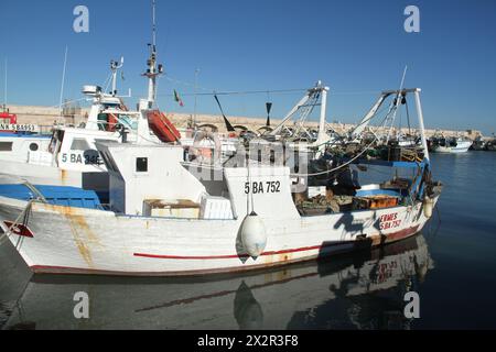 Mola di Bari, Italien. Boote im Yachthafen. Stockfoto