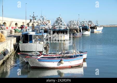 Mola di Bari, Italien. Boote im Yachthafen. Stockfoto