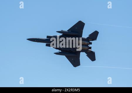 Ein F-15E Strike Eagle, der der 389th Fighter Squadron zugeordnet ist, führt einen simulierten Luftangriff während der Übung Appaloosa Sun in der Saylor Creek Range, Idah, durch Stockfoto