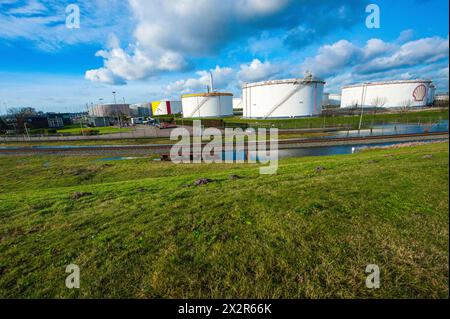 Landschaft mit industriellen Lagertanks Landschaft mit industriellen Lagertanks, die Cruse-Öl, Ölprodukte, Chemikalien und verschiedene andere flüssige Substanzen auf Basis fossiler Brennstoffe enthalten. Waalhaven, Rotterdam, Niederlande. Rotterdam Waalhaven Zuid-Holland Nederland Copyright: XGuidoxKoppesxPhotox Stockfoto