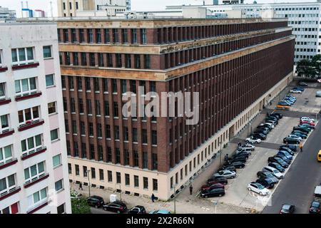 Ehemaliges ostdeutsches Polizeihauptquartier ehemaliges ostdeutsches Polizeihauptquartier, genutzt von der Volkspolitzei der DDR. Das Gebäude wird immer noch von der Polizei genutzt. Berlin, Deutschland. Berlin Keibelstrasse Berlin Deutschland Copyright: XGuidoxKoppesxPhotox Stockfoto