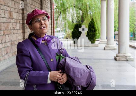 Reife Erwachsene Frau besucht Kirche Eine orthodoxe - christliche Frau besucht die Svetja Nedelya Kirche für Gebet und religiöse Unterstützung. Sofia, Bulgarien Sofia Blvd. Knyaginya Maria Luiza Oblast Sofia Bulgarien Copyright: XGuidoxKoppesxPhotox Stockfoto