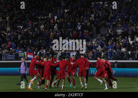 Bergamo, Italien. April 2024. Italien, Bergamo, 18. april 2024: Team von Liverpool macht Übungen im Mittelfeld während des warm Up über das Fußballspiel Atalanta BC gegen Liverpool, Europa League Quarter Final 2nd Leg Gewiss StadiumItalien, Bergamo, 2024 04 18: Atalanta BC vs Liverpool FC, Europa League 2023/2024 Viertelfinale 2. Leg im Gewiss Stadium (Foto: Fabrizio Andrea Bertani/Pacific Press/SIPA USA) Credit: SIPA USA/Alamy Live News Stockfoto