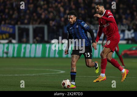 Bergamo, Italien. April 2024. Italien, Bergamo, 18. april 2024: Ederson (Atalanta) dribbelt in der ersten Halbzeit auf dem Rückfeld während des Fußballspiels Atalanta BC gegen Liverpool, Europa League Quarter Final 2nd Leg Gewiss StadiumItalien, Bergamo, 2024 04 18: Atalanta BC vs Liverpool FC, Europa League 2023/2024 Viertelfinale 2. Leg im Gewiss Stadium (Foto: Fabrizio Andrea Bertani/Pacific Press/SIPA USA) Credit: SIPA USA/Alamy Live News Stockfoto