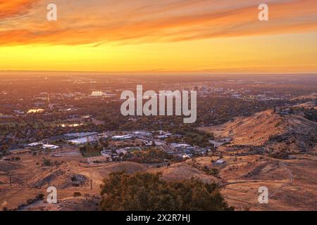 Boise, Idaho, USA, Blick in die Innenstadt von den Bergen in der Abenddämmerung. Stockfoto