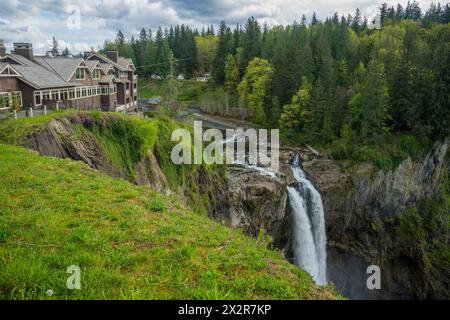 Blick auf die Salish Lodge über den Snoqualmie Falls und dem Fluss im Bundesstaat Washington, USA. Stockfoto