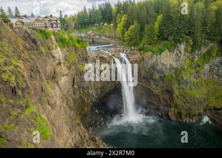 Blick auf die Salish Lodge über den Snoqualmie Falls und dem Fluss im Bundesstaat Washington, USA. Stockfoto