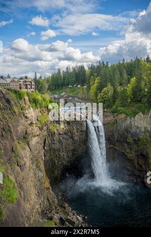 Blick auf die Salish Lodge über den Snoqualmie Falls und dem Fluss im Bundesstaat Washington, USA. Stockfoto