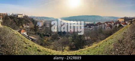 Panorama von Prag im Dunst im Winter - Podoli Viertel Und Pankrac Stockfoto