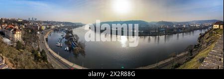 Panorama von Prag im Dunst im Winter - Podoli Viertel Und Pankrac Stockfoto