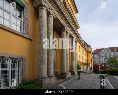 München, München: Hauptgebäude Königinstraße 107 der Münchener Rückversicherungs-Gesellschaft Aktiengesellschaft in München (Münchener Rück, Münchener Rück) Stockfoto