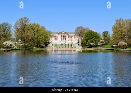 Das neoklassizistische, weiße georgianische Marmor-Beaux-Arts-Gebäude des Cleveland Museum of Art bei der Wade Lagoon am University Circle in Cleveland, Ohio Stockfoto